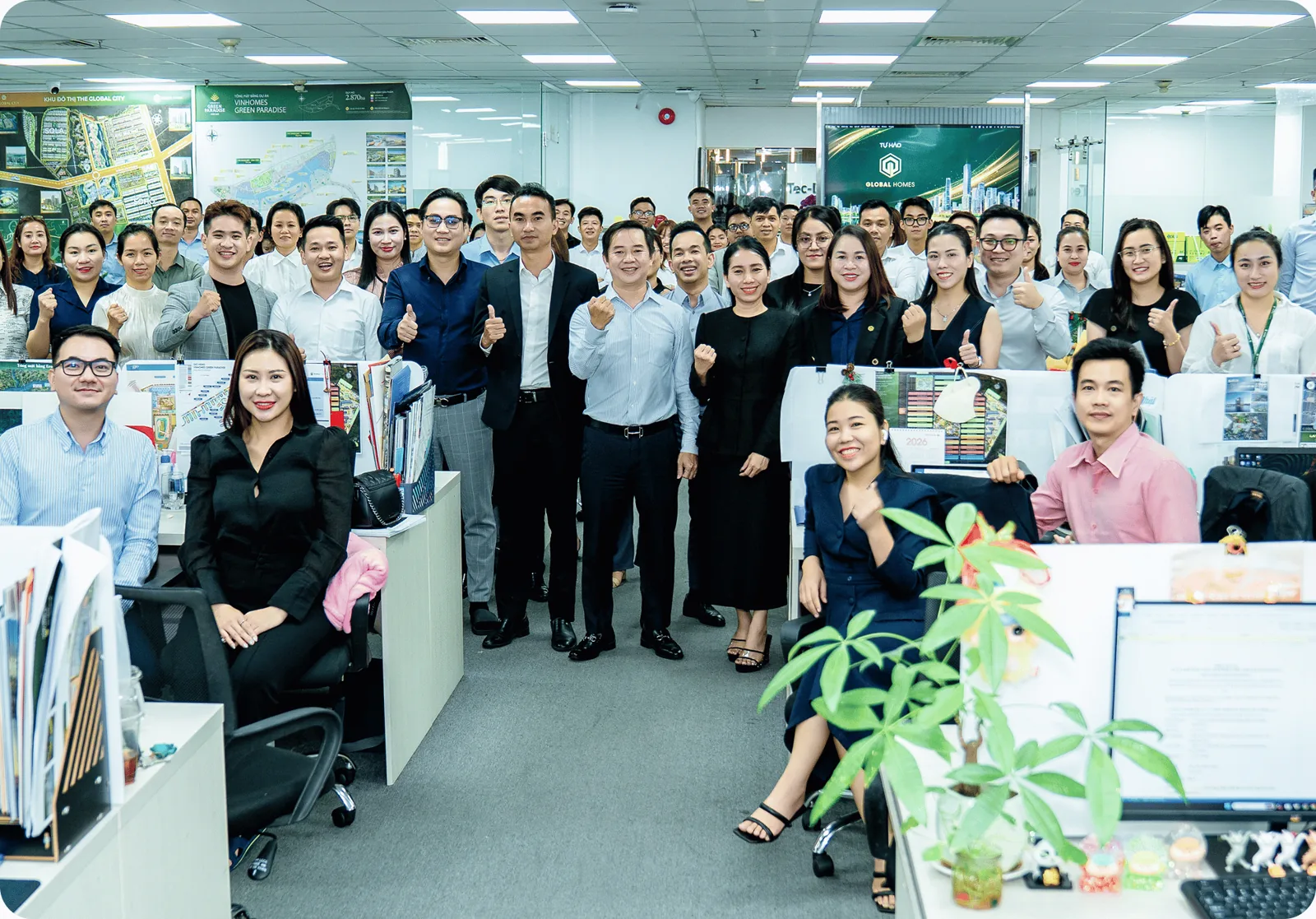 Đội ngũ Global Homes cùng nhau tại văn phòng